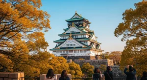 가을 또는 봄의 생기 넘치는 단풍/벚꽃 속에 우뚝 솟은 오사카성의 멋진 전경